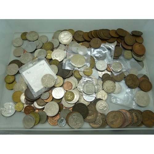 899 - A collection of British and world coins