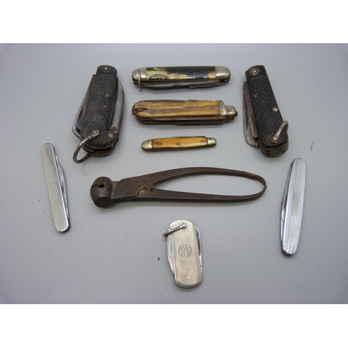 909 - A military issue pocket knife, marked 1943 with broad arrow, other penknives and a shot mould