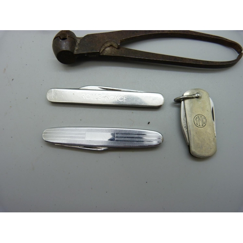 909 - A military issue pocket knife, marked 1943 with broad arrow, other penknives and a shot mould