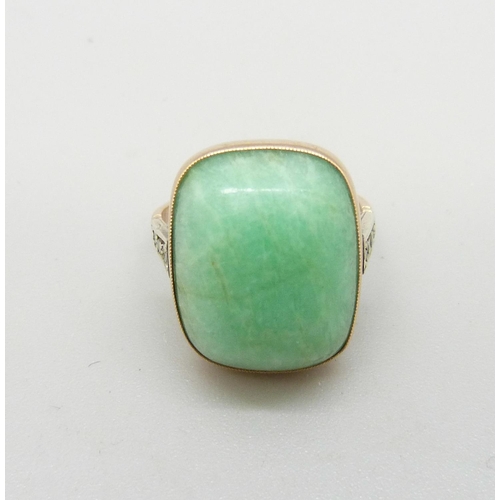 977 - A yellow metal and jade ring, 4.2g, L, mark worn