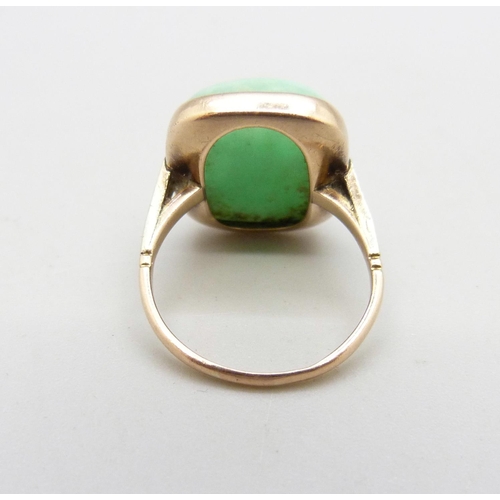 977 - A yellow metal and jade ring, 4.2g, L, mark worn