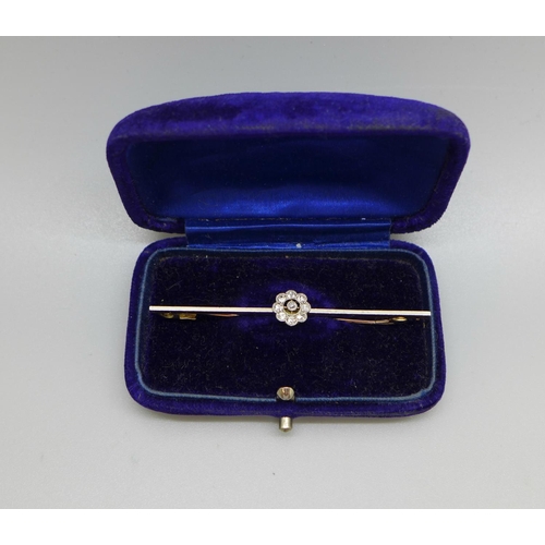 985 - A yellow metal and white metal set diamond brooch, 3.3g