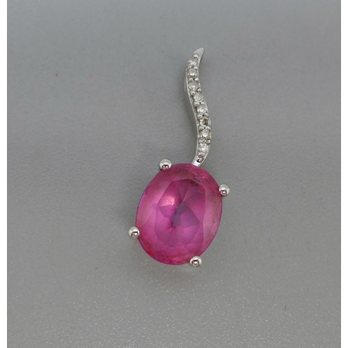 992 - A 9ct gold, pink sapphire and diamond pendant, 1.8g