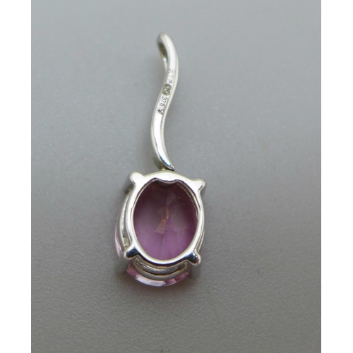 992 - A 9ct gold, pink sapphire and diamond pendant, 1.8g