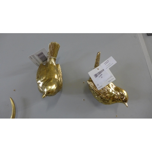 1310 - A pair of gold resin birdie wall hooks (920215207)