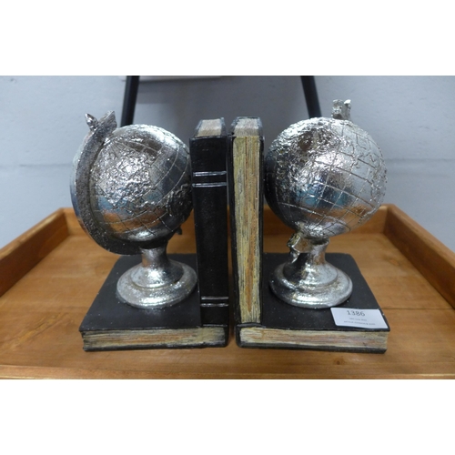 1372 - A pair of globe bookends H 18cm (922236520)