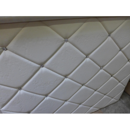 1408 - A white studded bar