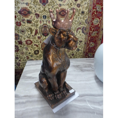 1556 - A large lion wearing a crown, H 51cms (768528)   #