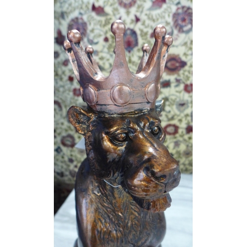 1556 - A large lion wearing a crown, H 51cms (768528)   #