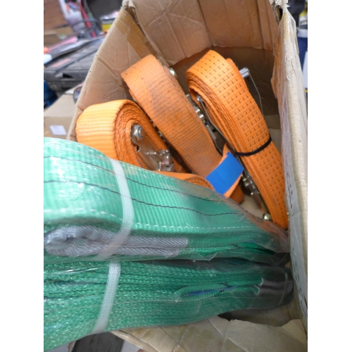 2011 - 4 Ratchet straps with 2 lifting straps