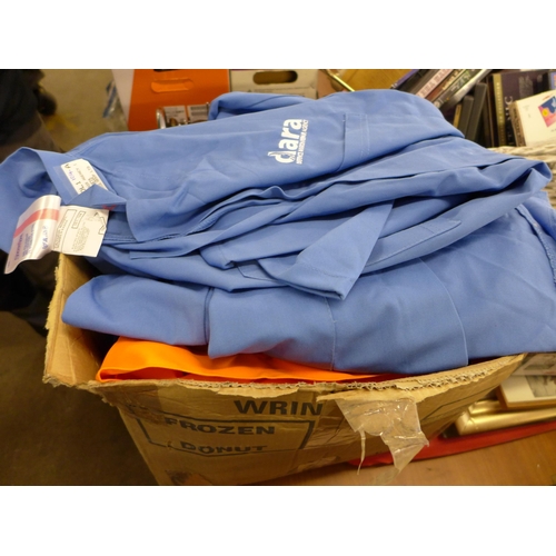 2061 - Box of approx. 15 items of workwear. Jackets and trousers.