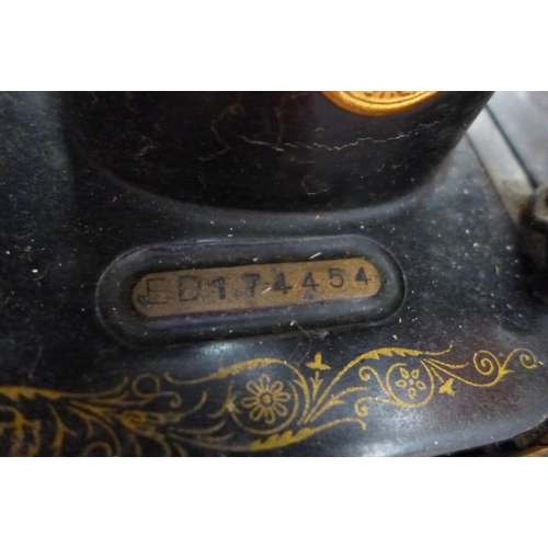 2062 - Vintage Singer sewing machine