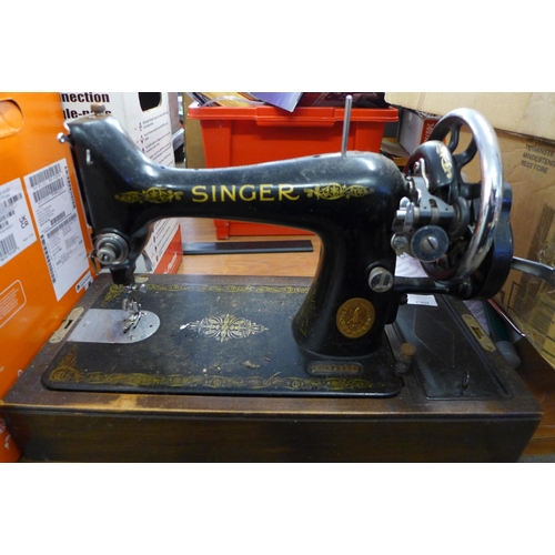 2062 - Vintage Singer sewing machine