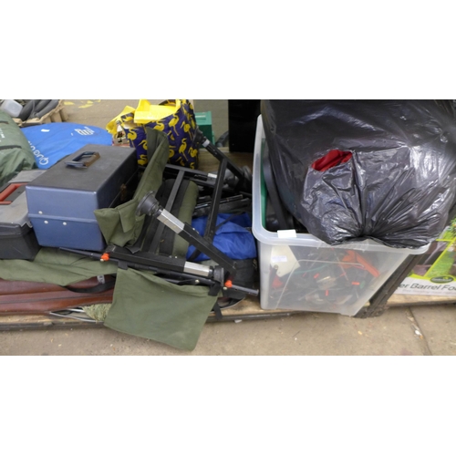 2091 - Fishing job lot: tents, rods, reels, bivvy, umbrella, landing net, etc.