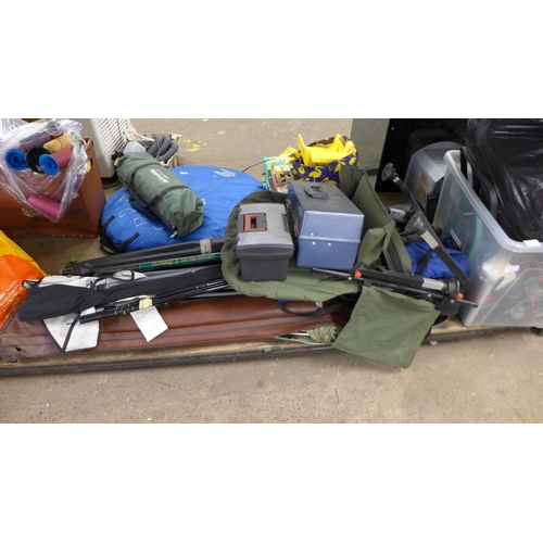 2091 - Fishing job lot: tents, rods, reels, bivvy, umbrella, landing net, etc.