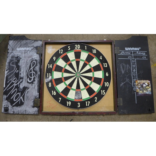 2094 - Winmau dartboard in rosewood-effect case