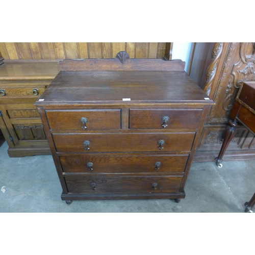 133 - An early 20th century oak chest of drawers