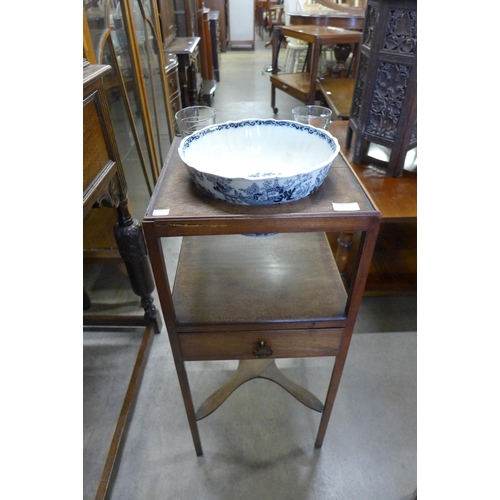 157 - A George III mahogany washstand