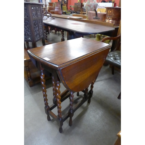 158 - A small oak barleytwist gateleg table