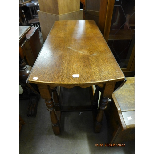 275 - An oak gateleg table