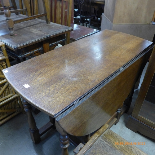 275 - An oak gateleg table
