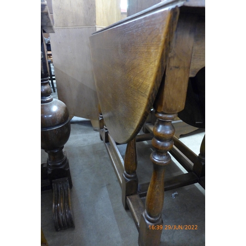 275 - An oak gateleg table