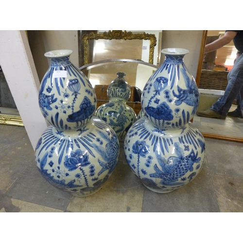 405 - A pair of Chinese blue and white porcelain vases