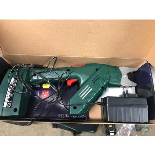 2032 - Boxed cordless/rechargeable 2.1” 55mm/860rpm power lopping saw for branches dowels etc W