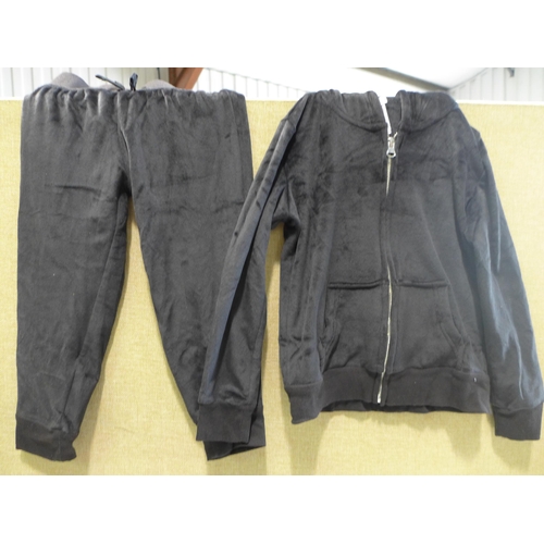 3089 - Bag of Girl's Black velour tracksuit sets, mixed sizes * this lot is subject to VAT