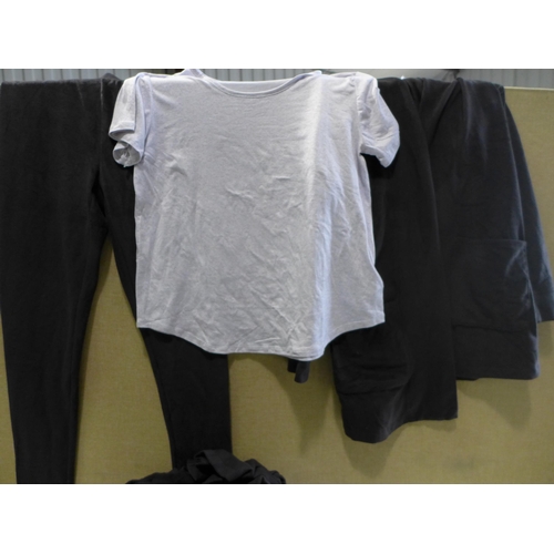 3101 - Bag of Women's Black and Grey Carole Hochman loungewear, mixed sizes and styles * this lot is subjec... 
