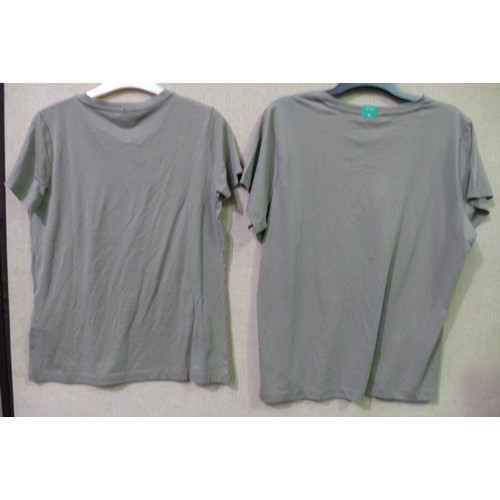 3163 - Two Women's DKNY T-shirts, size S & XL * this lot is subject to VAT