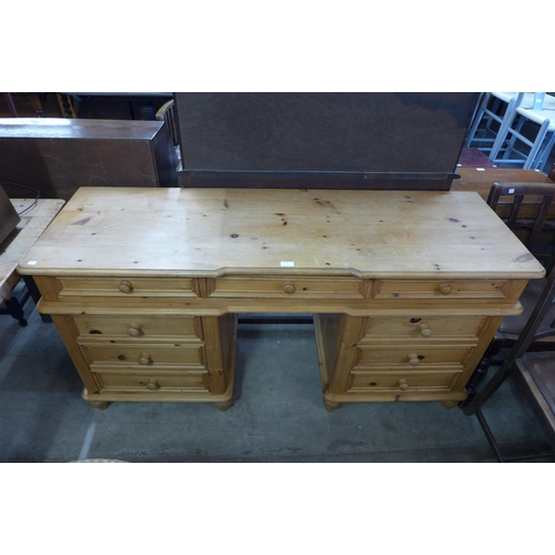 252 - A pine desk