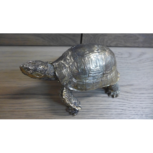 1366 - A gold tortoise figure (DVM1807)   #