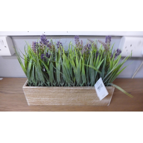 1520a - A display of faux lavender and onion grass in a wooden box, W 30cms (65880013)   #