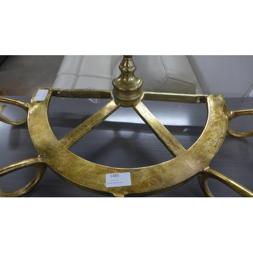 1486 - A gold ship's wheel coat rack