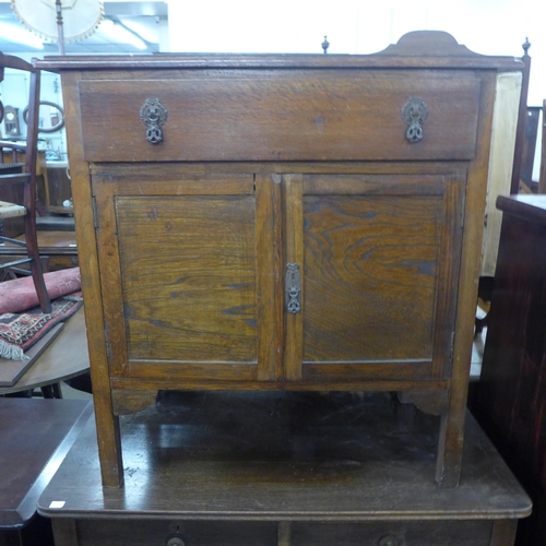 219 - An oak chest of drawers and an oak washstand