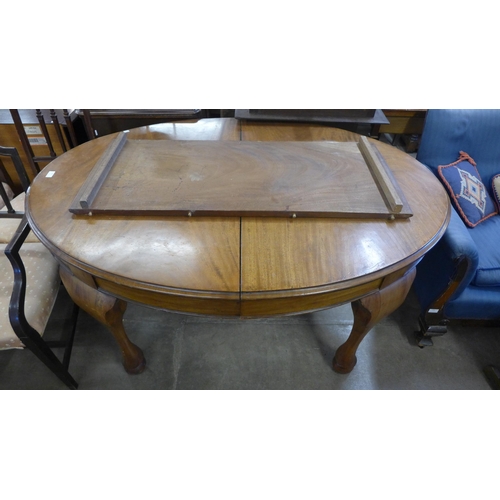 247 - An early 20th Century mahogany extending dining table