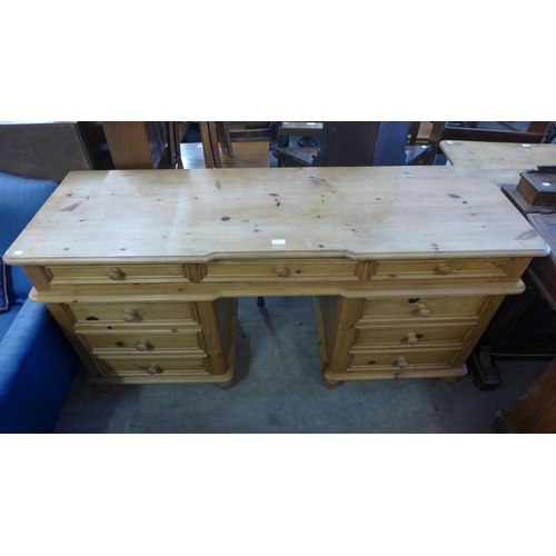 252 - A pine desk