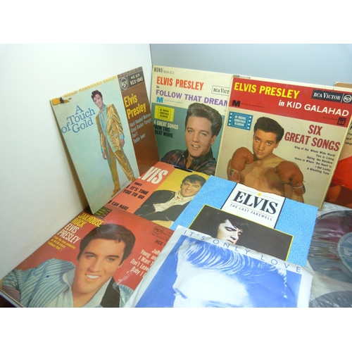 622 - A collection of fifteen Elvis Presley 7