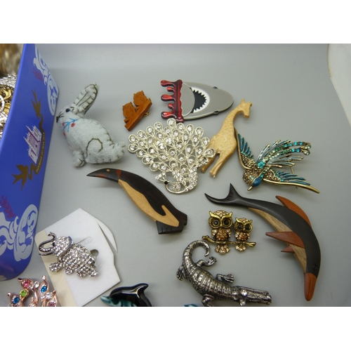 636 - Animal themed brooches