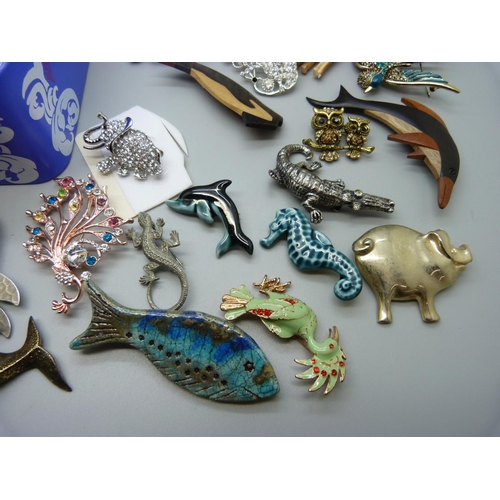 636 - Animal themed brooches