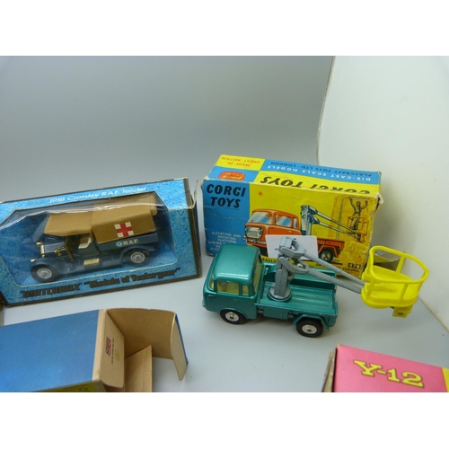 656 - A collection of model vehicles including Matchbox, Corgi Toys, Dinky Toys, etc.