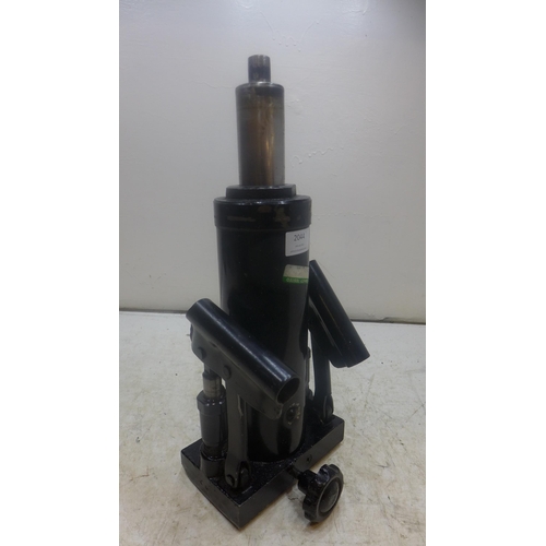 2044 - Black twin pump hydraulic high lift jack