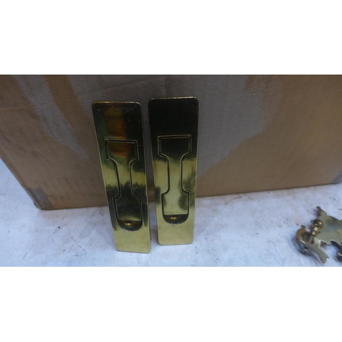 2047 - Box of mixed clips, door fittings, hinges and handles