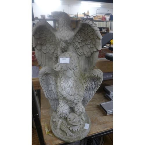 2071 - 2ft and 1ft Eagle garden ornaments/wall topper/gate figures