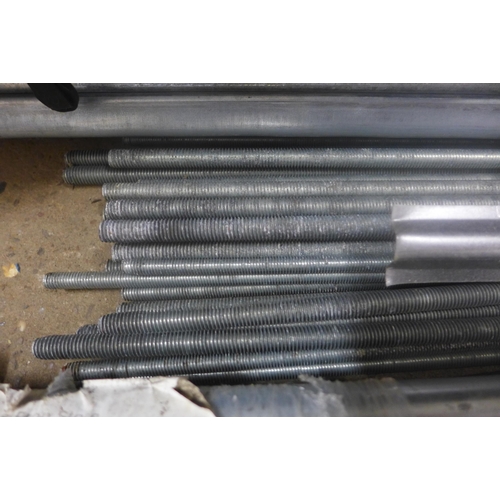 2088 - Threaded bar and cable tidy, quantity of galvanized conduit tubing 3m lengths