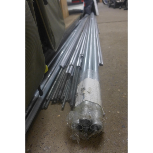 2088 - Threaded bar and cable tidy, quantity of galvanized conduit tubing 3m lengths