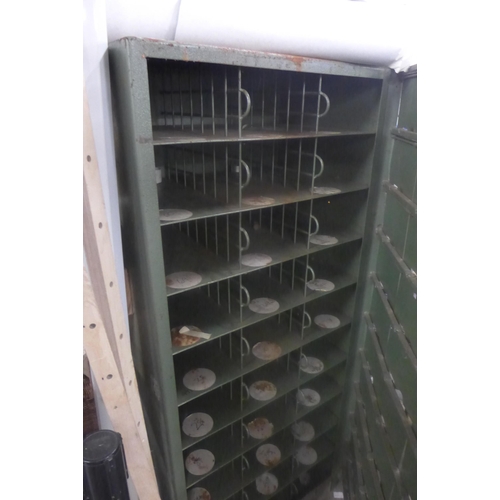 2096 - Industrial divider pigeonholes, locking enamel over steel