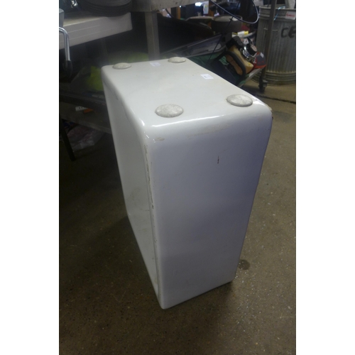 2104 - Approx 60cm x 40cm Belfast sink