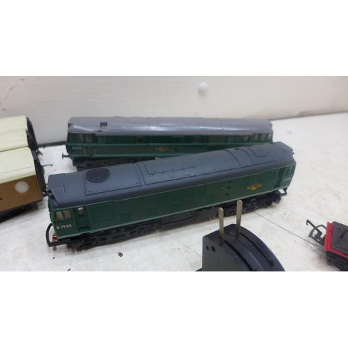 2265 - Vintage suitcase with approx 10 Hornby OO gauge trains/locomotives